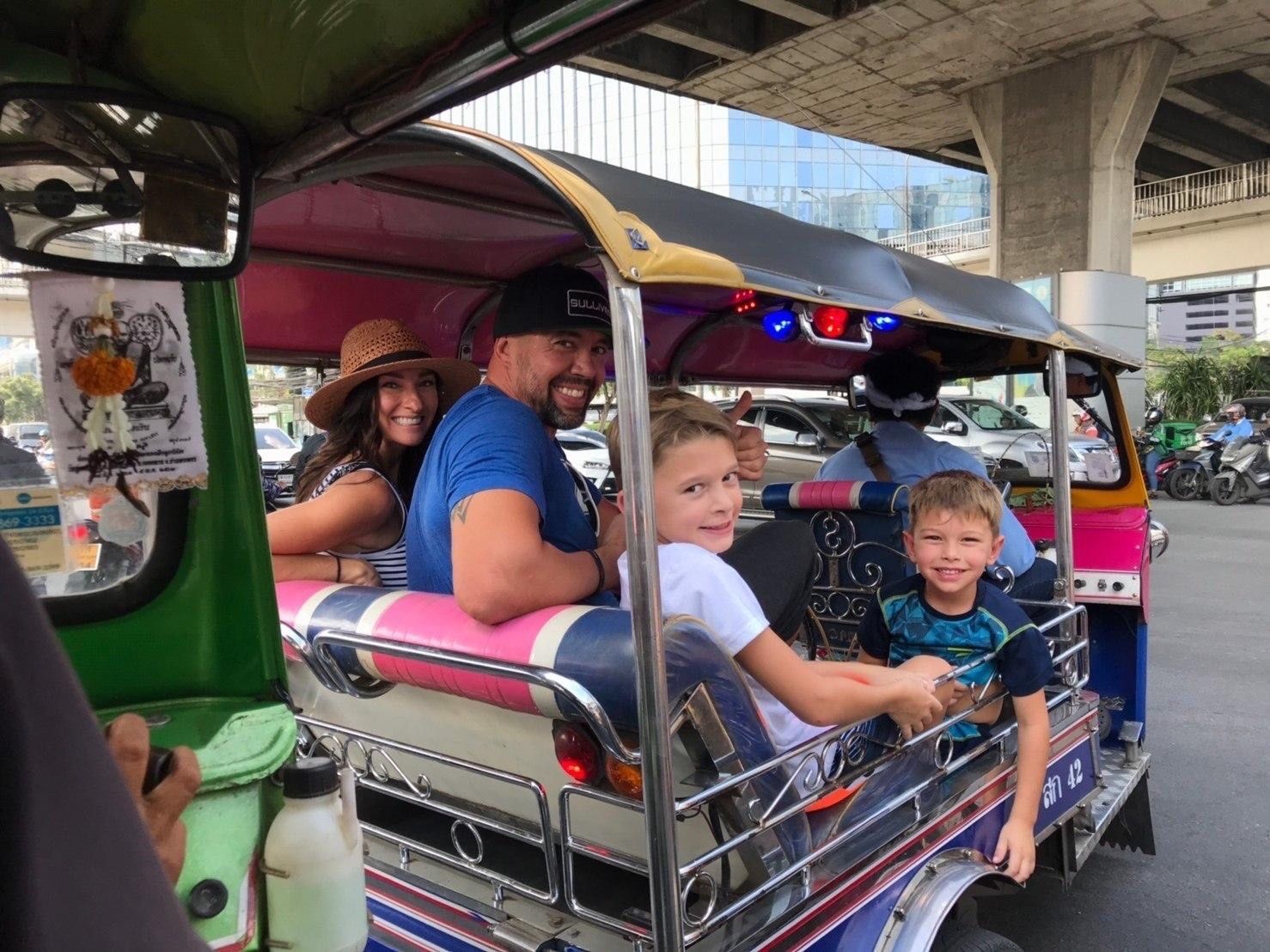 Cours de cuisine thaïlandaise avec visite du plus grand marché de produits frais et balade en tuk-tuk