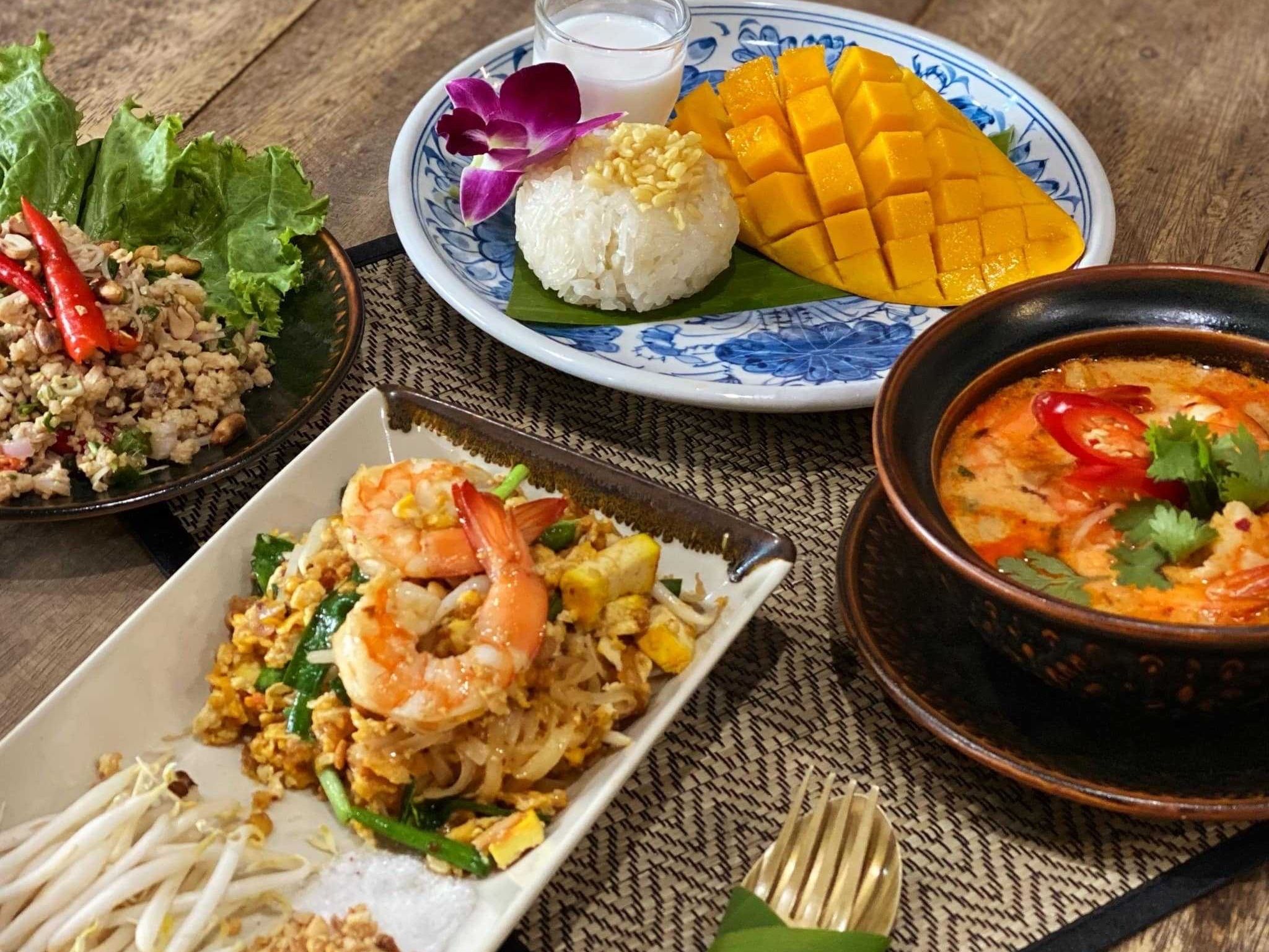 Cours de cuisine thaïlandaise avec visite du plus grand marché de produits frais et balade en tuk-tuk