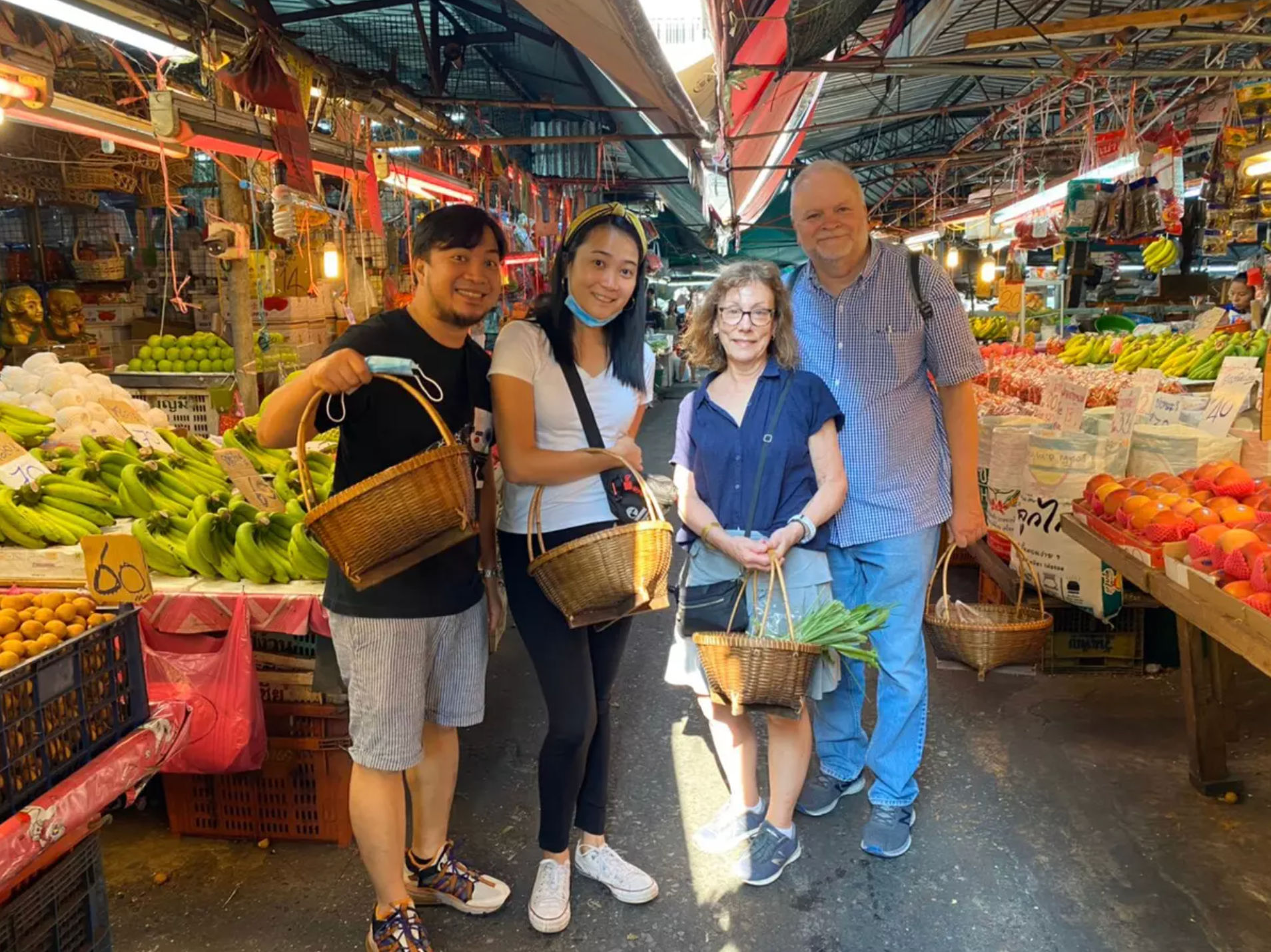 Cours de cuisine thaïlandaise avec visite du plus grand marché de produits frais et balade en tuk-tuk