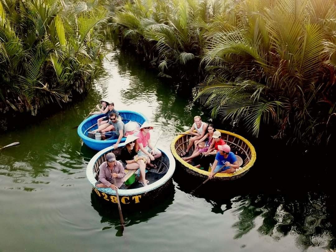 The Basket Boat and Cooking Class Tour