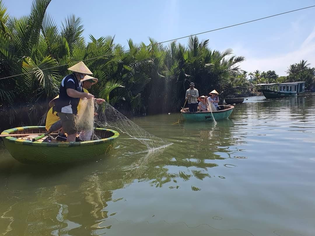 The Basket Boat and Cooking Class Tour