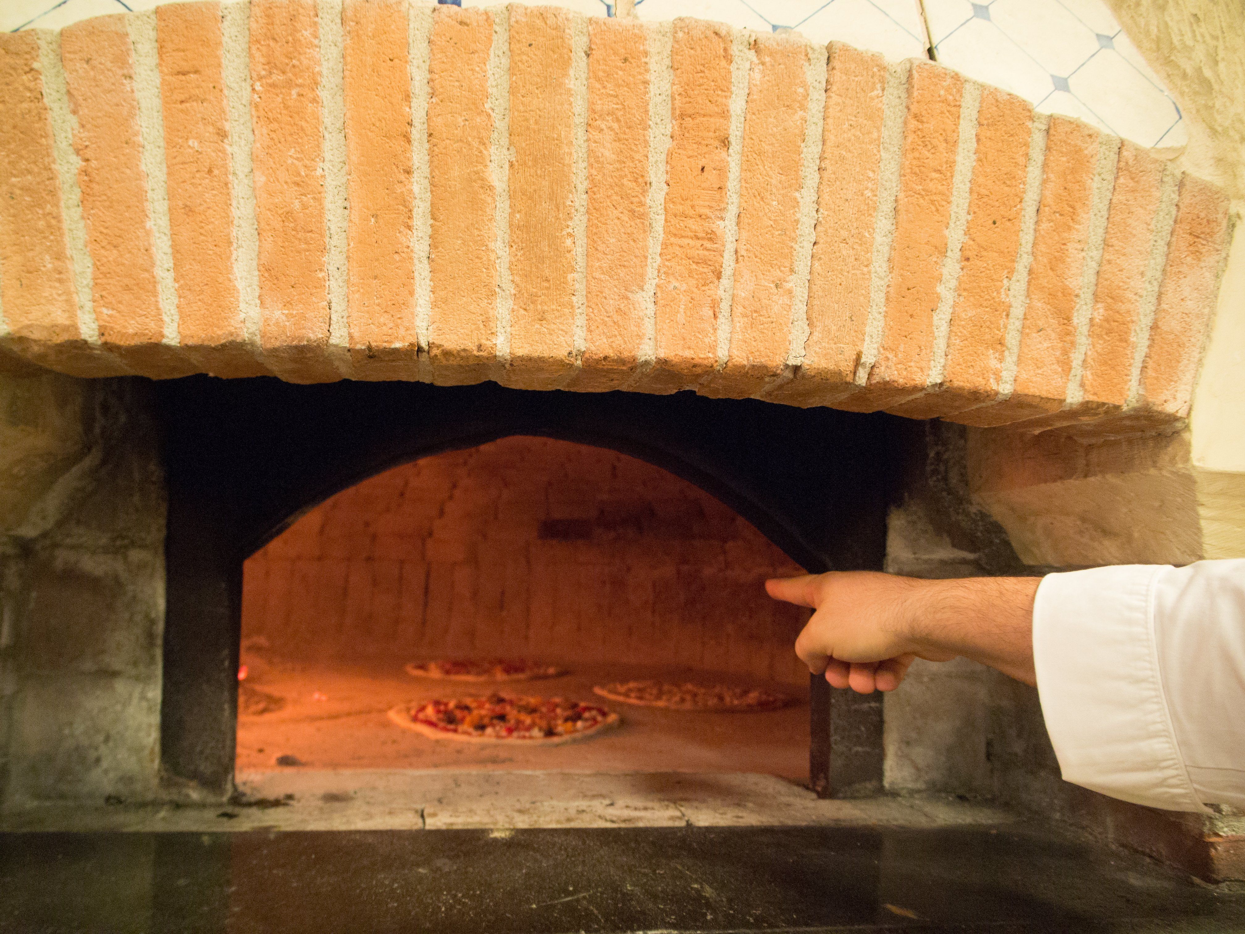 Make the Traditional Pizza of Naples with a Pizzaiolo
