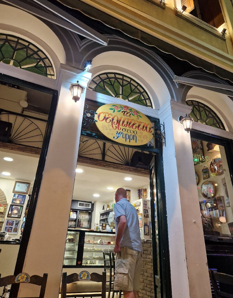 Experiencia tradicional griega de elaboración de Portokalopita con un pastelero en Atenas.