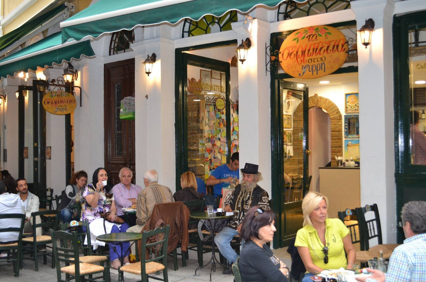 Experiencia tradicional griega de elaboración de Portokalopita con un pastelero en Atenas.