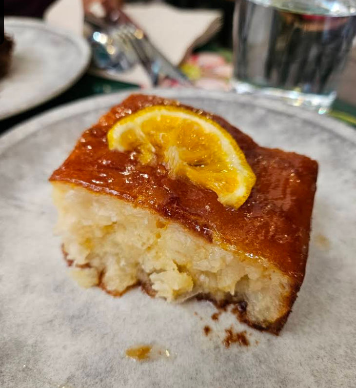 Experiencia tradicional griega de elaboración de Portokalopita con un pastelero en Atenas.