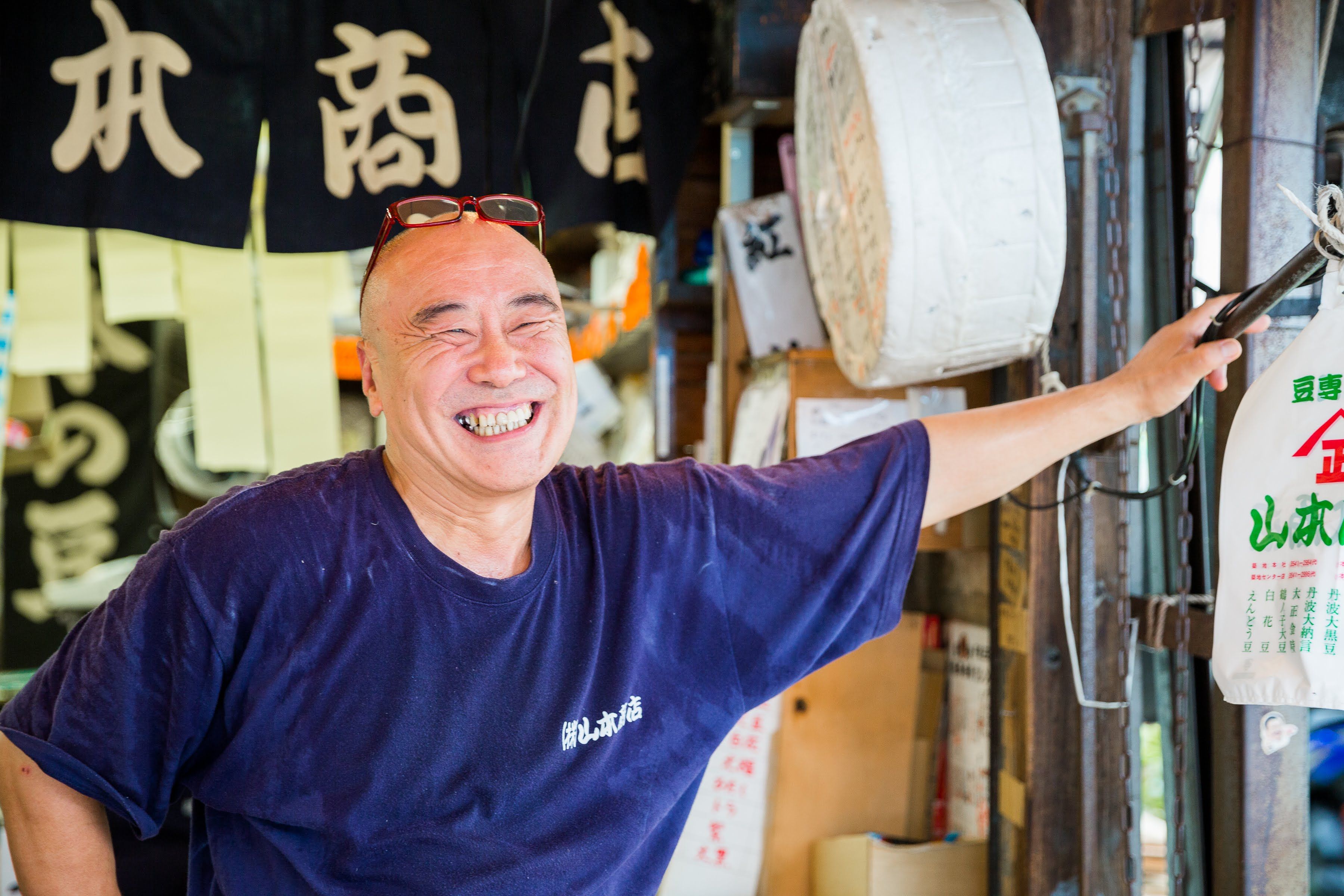 Tsukiji Fish Market Walking Tour with Delicious Food and Sake Tasting