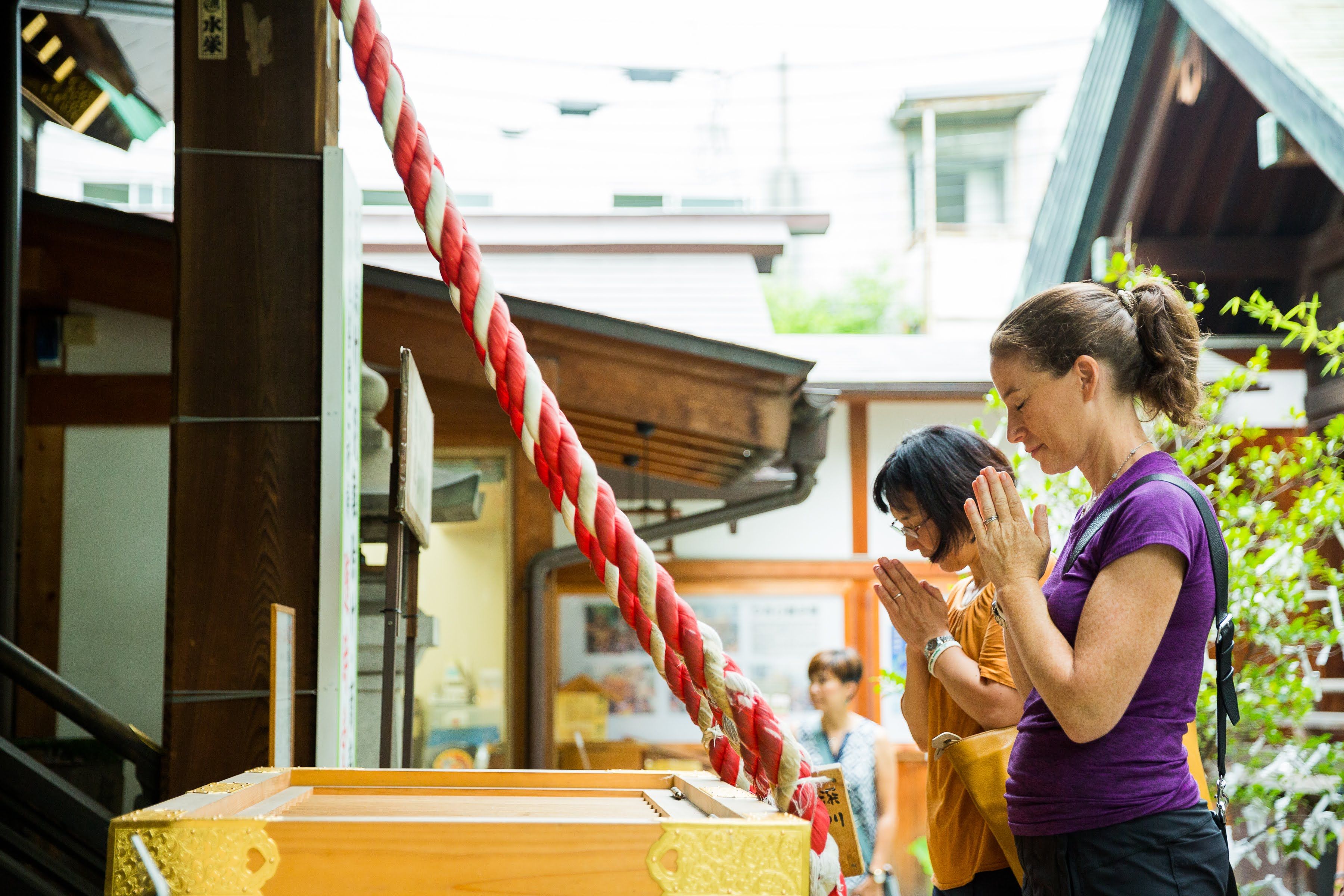 Tsukiji Fish Market Walking Tour with Delicious Food and Sake Tasting
