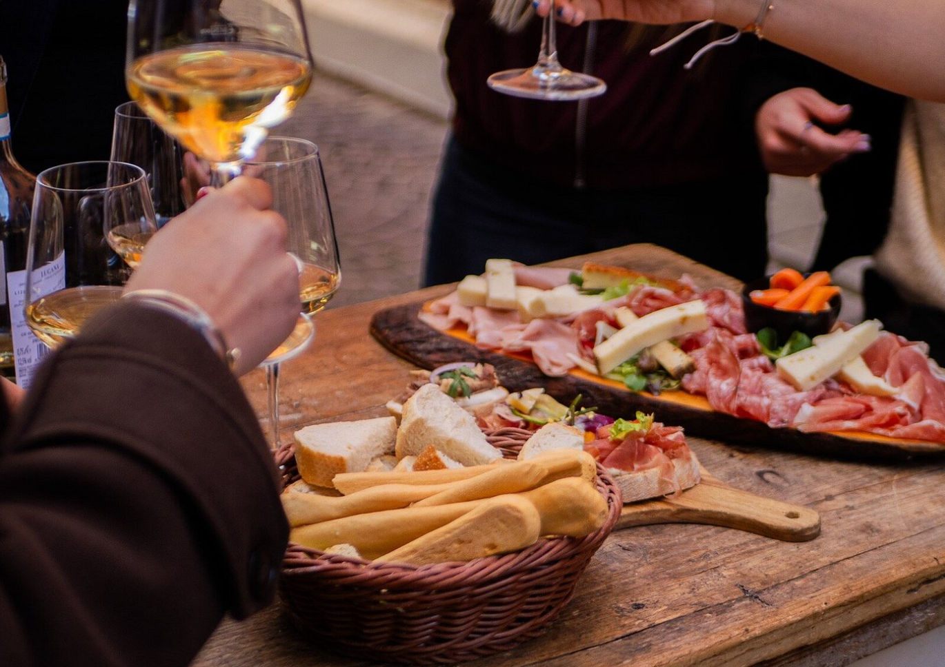Verona: Gourmet Food Tour with Dinner, Wine & Gelato Experience