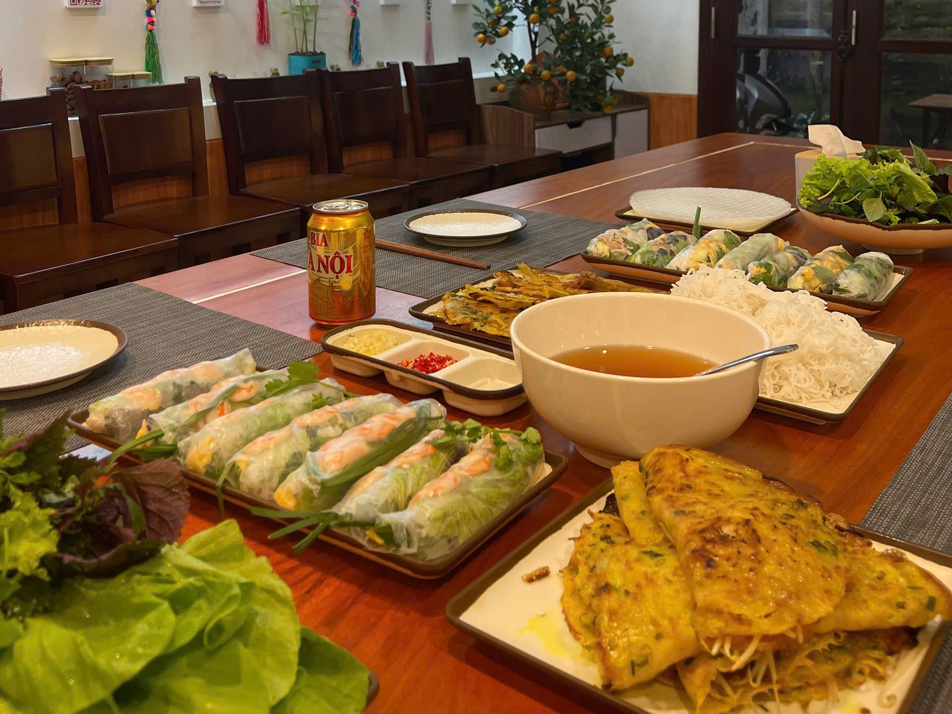 From Market to Home Kitchen: Vietnamese Cooking Class with Bánh Xèo & Salt Coffee