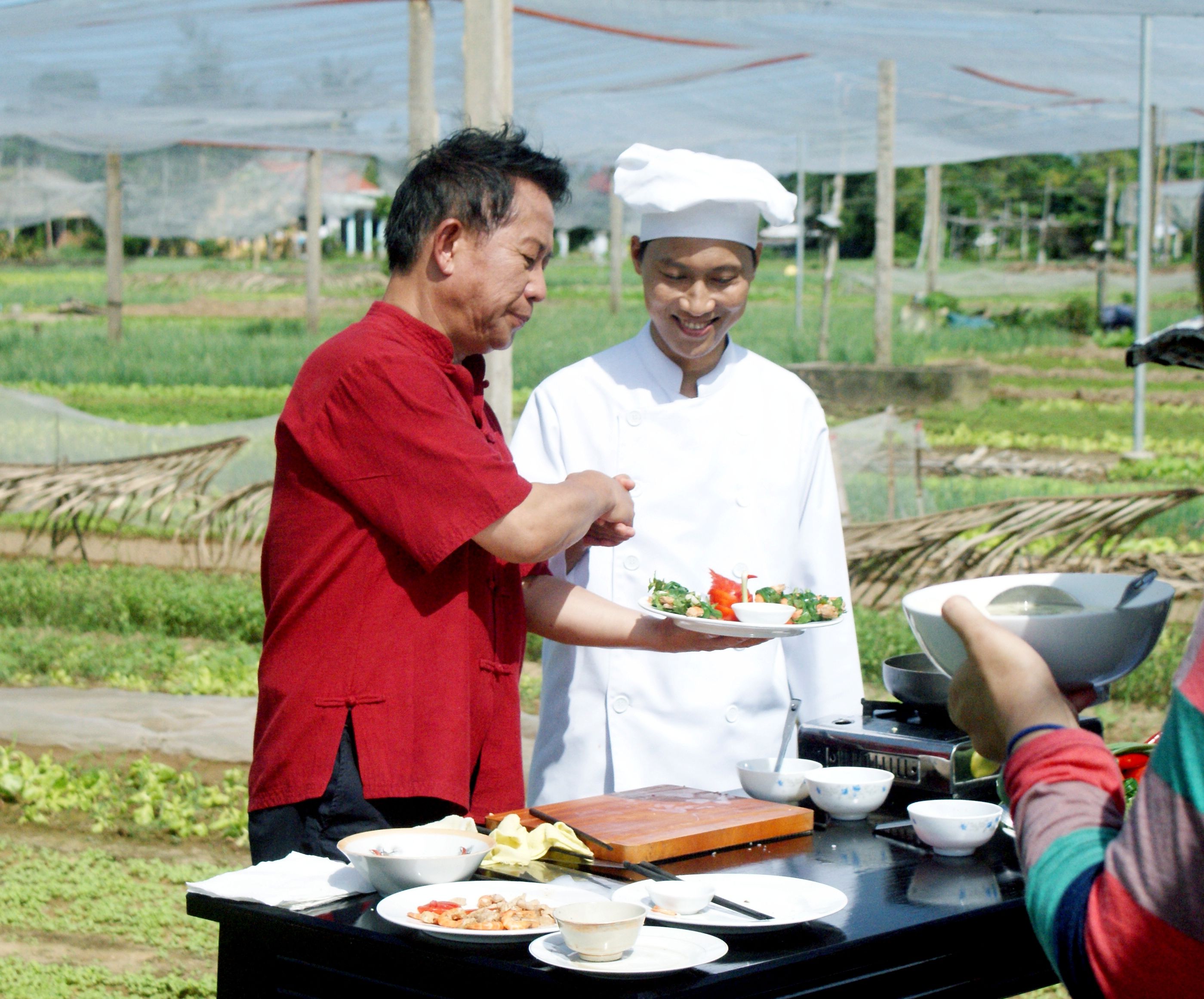 Vietnamese Cooking Class with Bicycle tour to Local Market at Tra Que ...