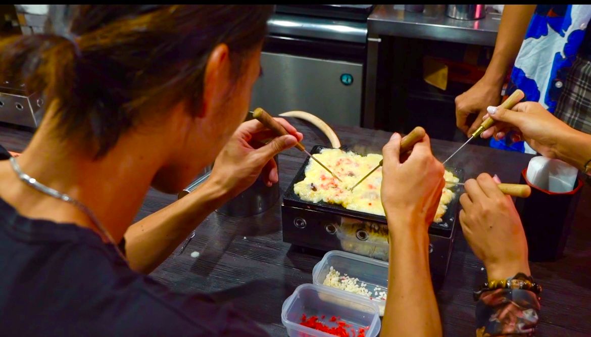Dégustation de Yakisoba et Karaage et atelier de confection de Takoyaki à Osaka