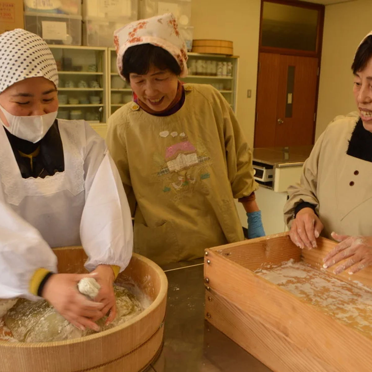 Artisanal Washi Paper and Mochi Making Experience in Kyoto
