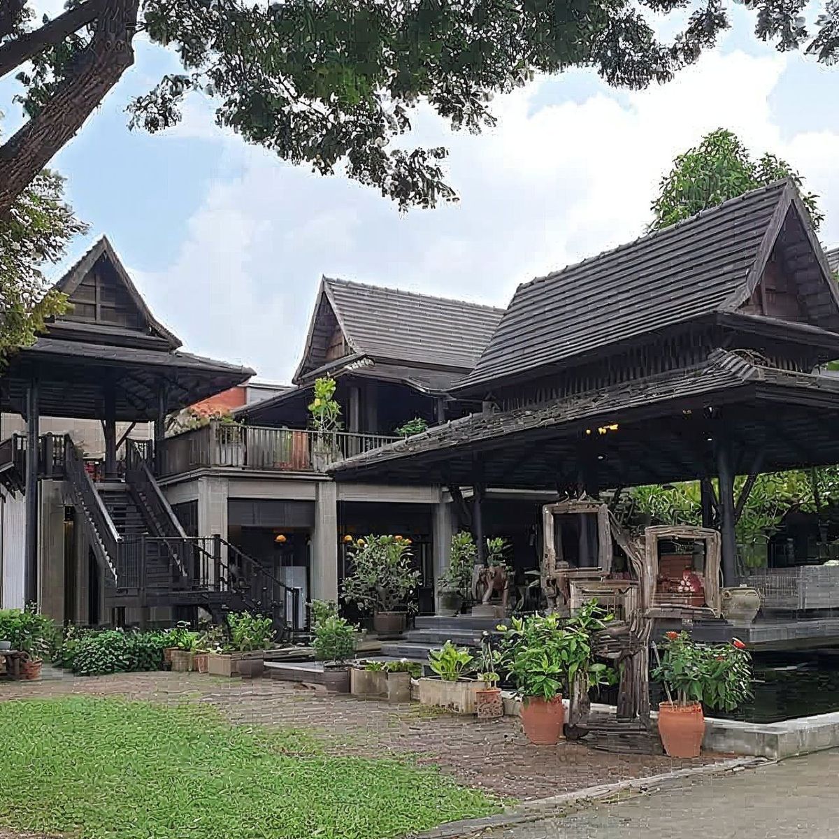 Cours de cuisine thaïlandaise Baipai dans un cottage thaï traditionnel avec un magnifique jardin