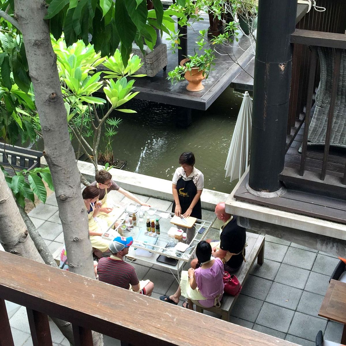Cours de cuisine thaïlandaise Baipai dans un cottage thaï traditionnel avec un magnifique jardin
