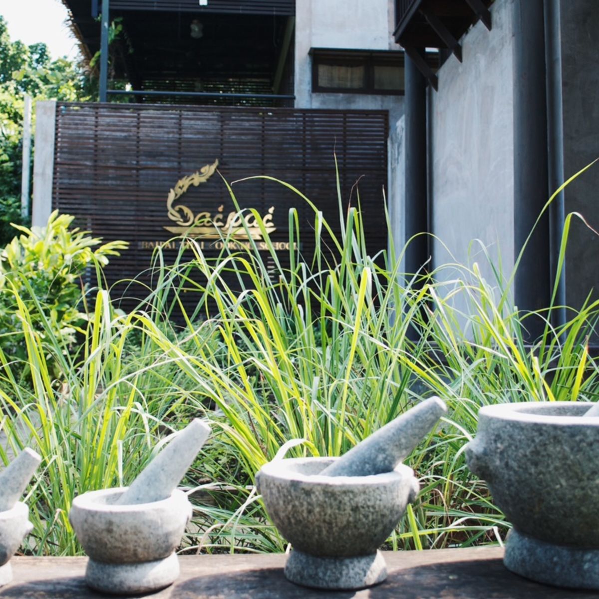 Cours de cuisine thaïlandaise Baipai dans un cottage thaï traditionnel avec un magnifique jardin