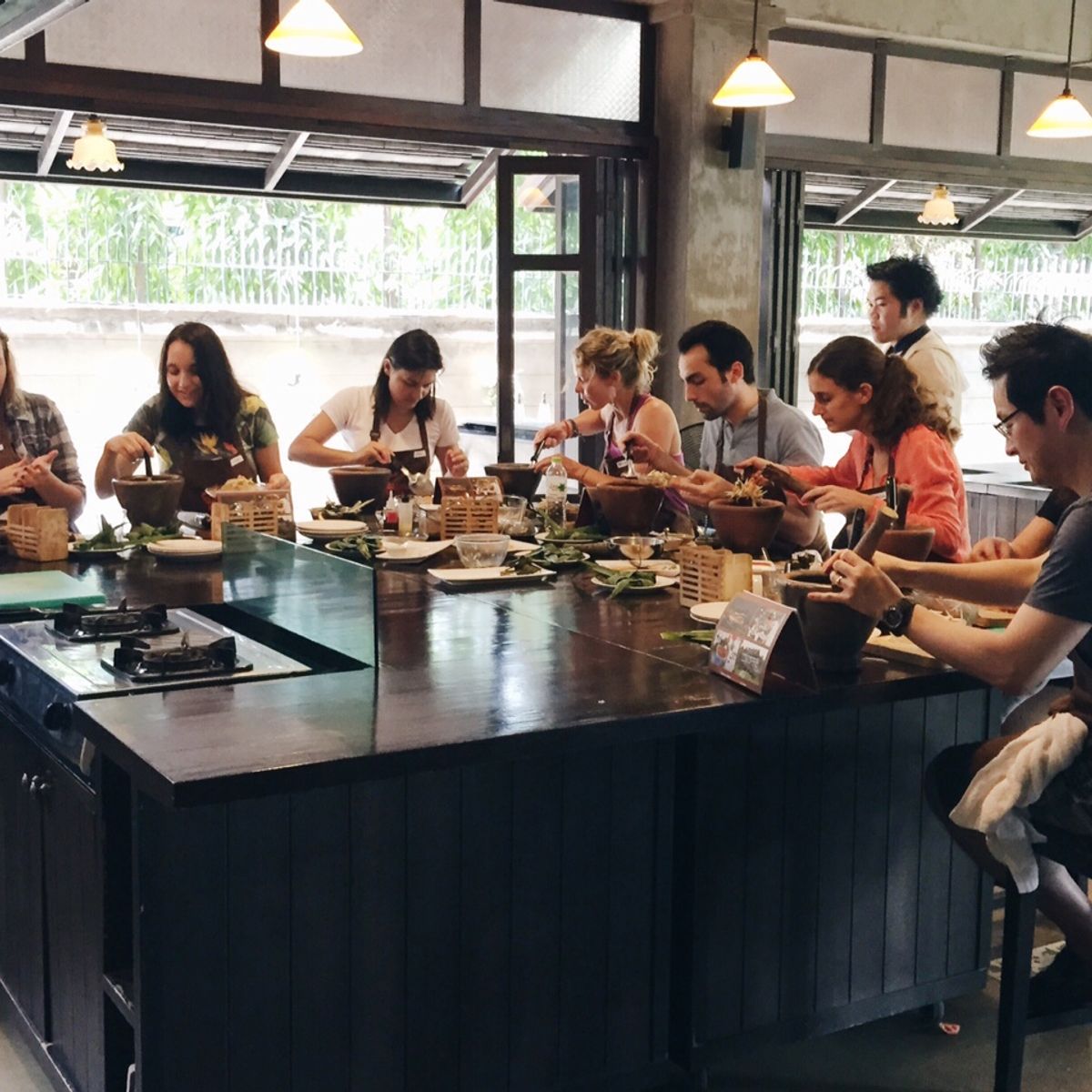 Cours de cuisine thaïlandaise Baipai dans un cottage thaï traditionnel avec un magnifique jardin