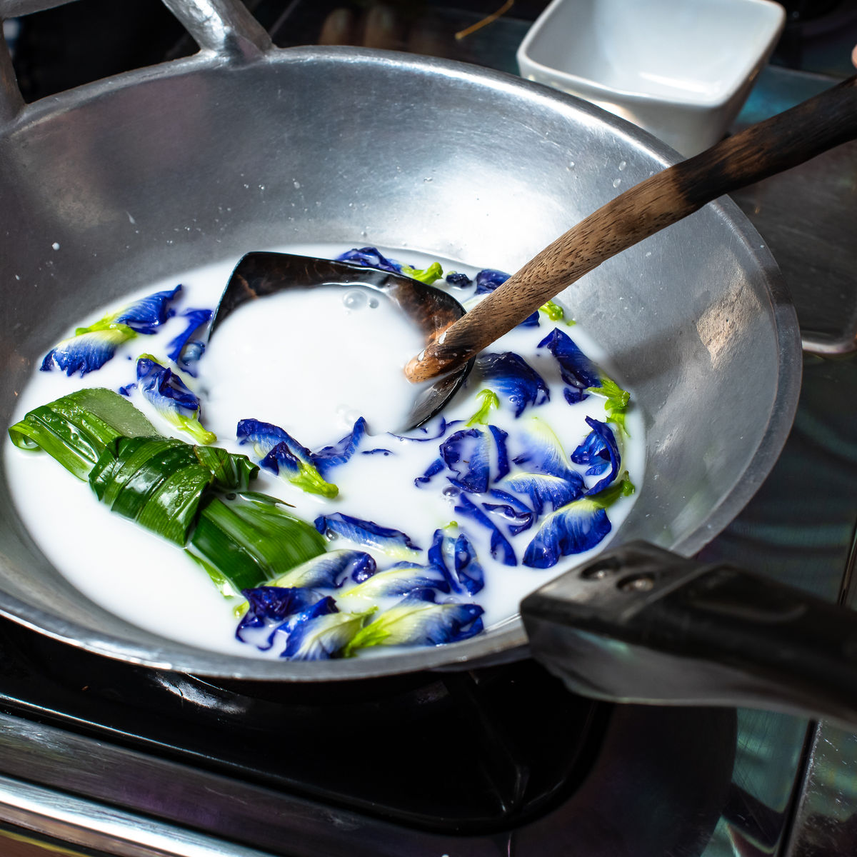Bangkok Thai Cooking Class in Traditional 100 Year Old House with Market Tour
