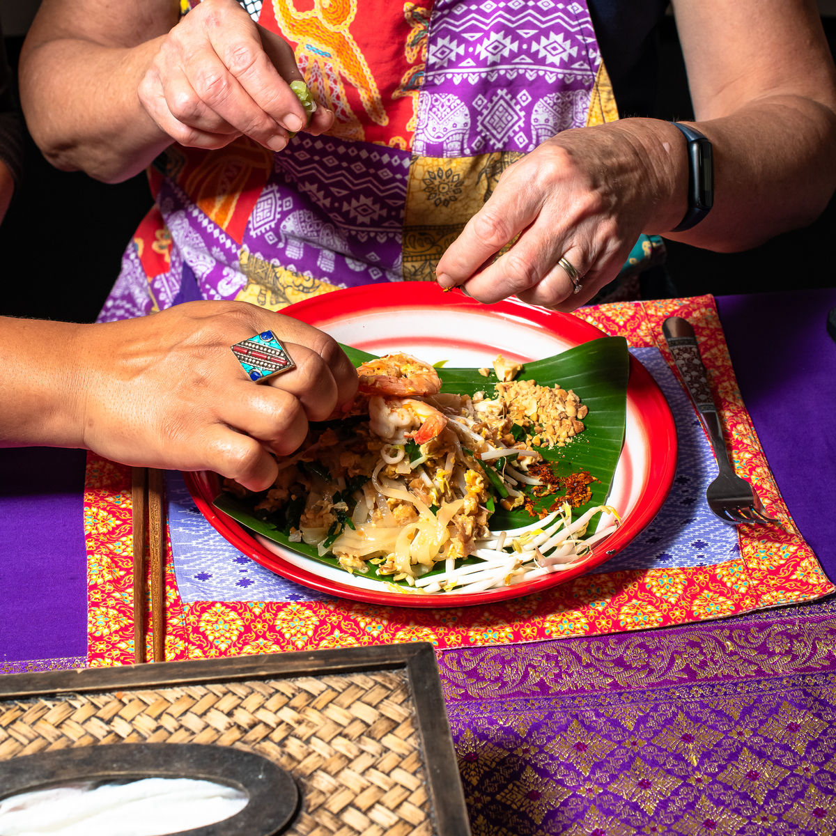 Bangkok Thai Cooking Class in Traditional 100 Year Old House with Market Tour