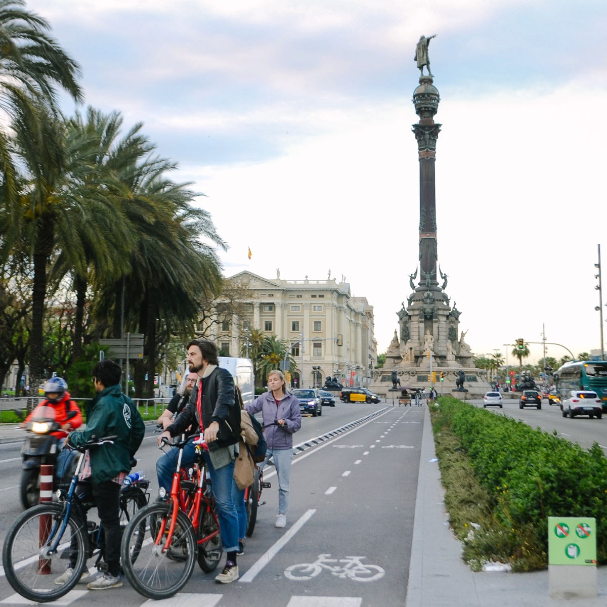 Barcelona Night Bike Tour with Local Tapas and Cava Stop