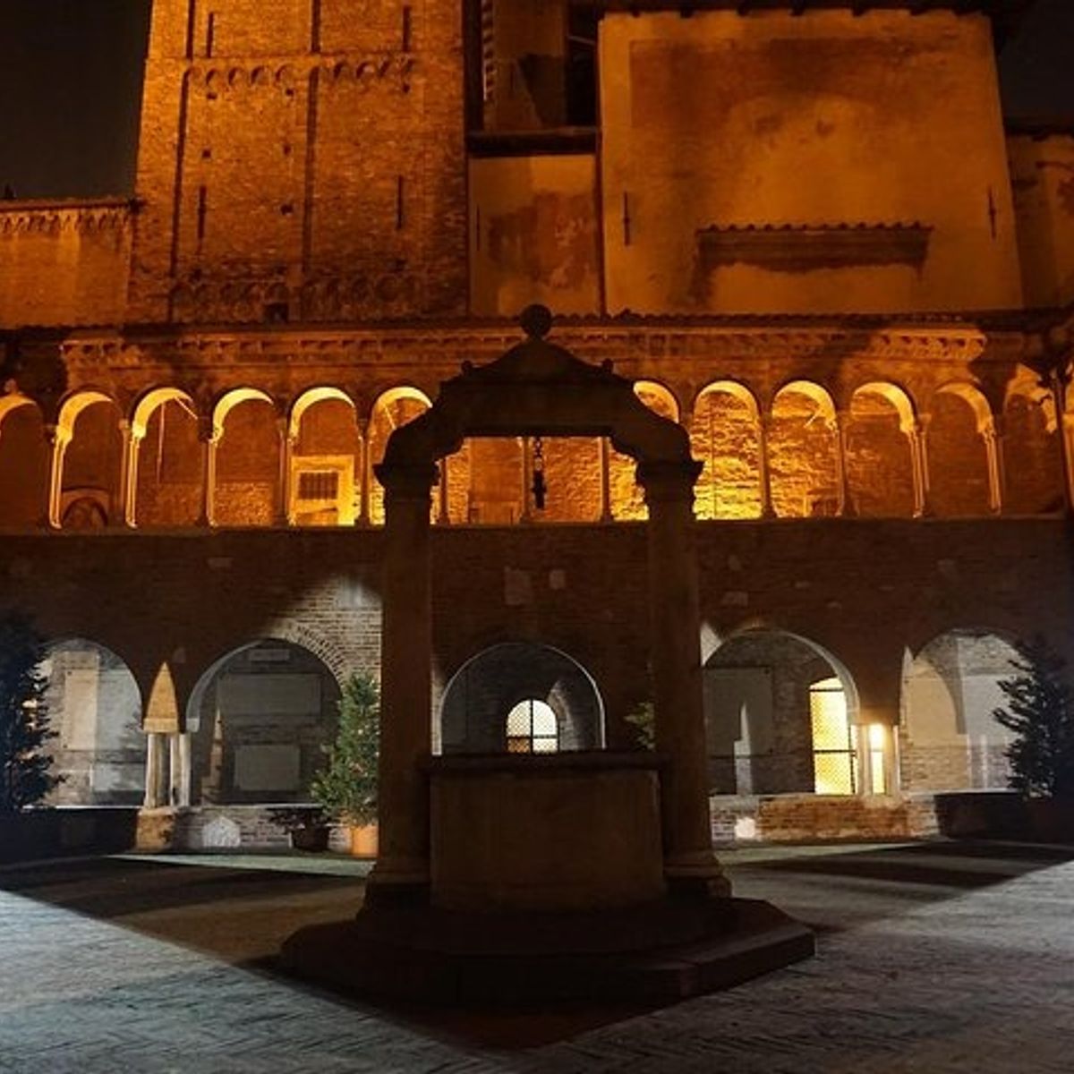 Bologna by Night: Guided Tour, Food & Wine Tasting