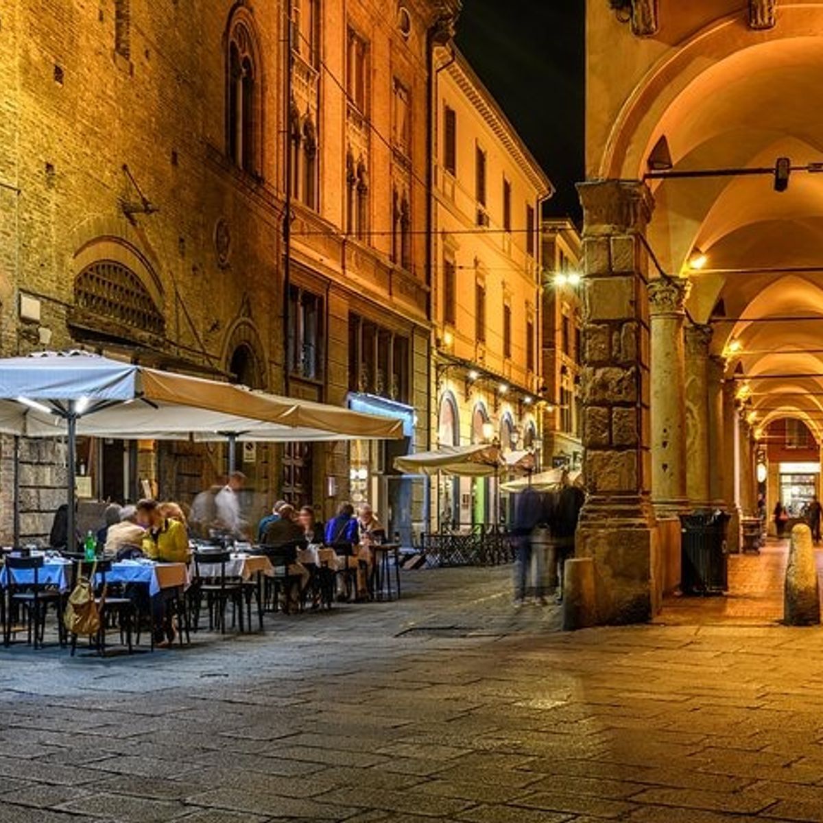 Bologna by Night: Guided Tour, Food & Wine Tasting