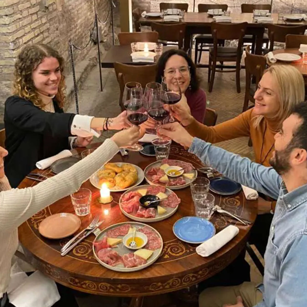 Weinbegleitendes Abendessen bei Kerzenschein in den römischen Bädern von Agrippa