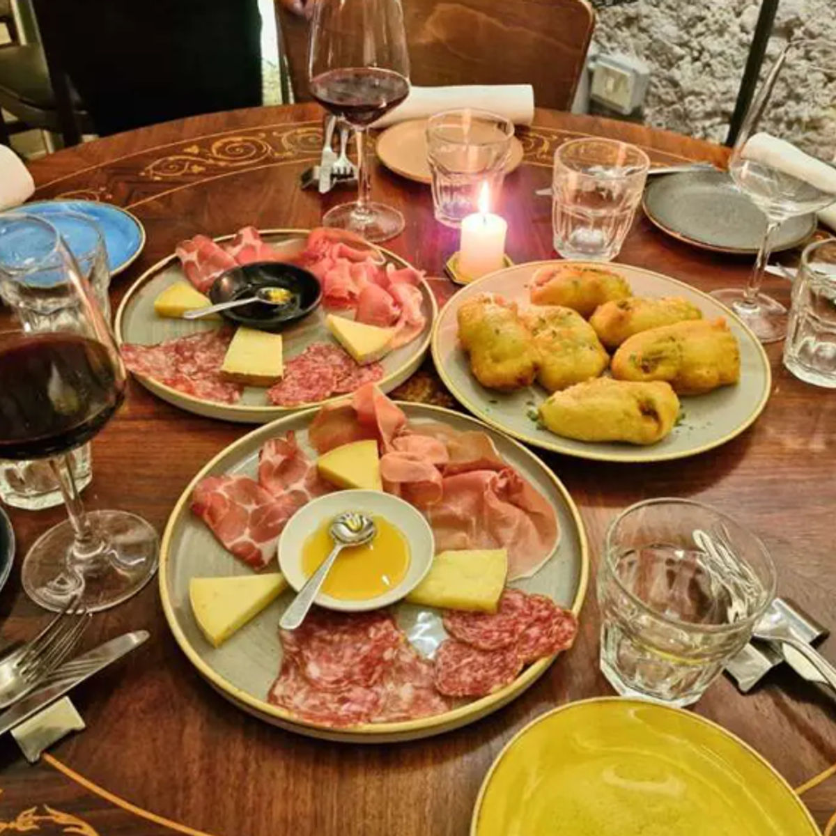 Weinbegleitendes Abendessen bei Kerzenschein in den römischen Bädern von Agrippa