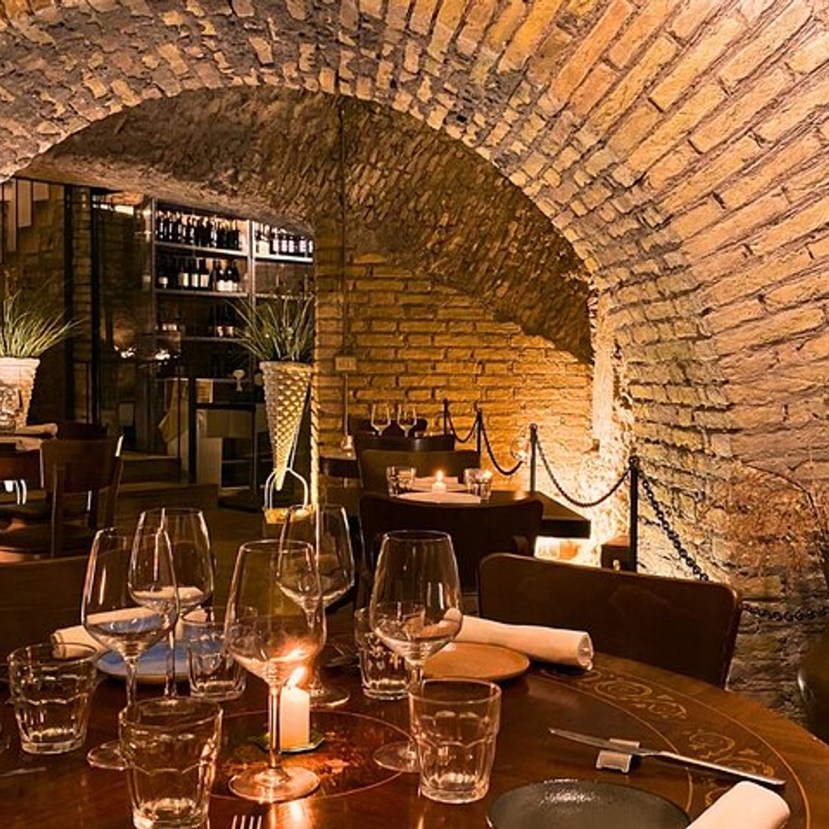 Weinbegleitendes Abendessen bei Kerzenschein in den römischen Bädern von Agrippa