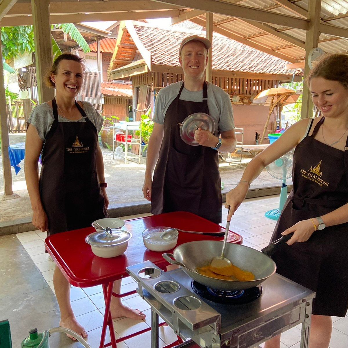 Une nuit dans une maison traditionnelle thaïlandaise avec cours de cuisine, croisière sur les canaux et découverte du...