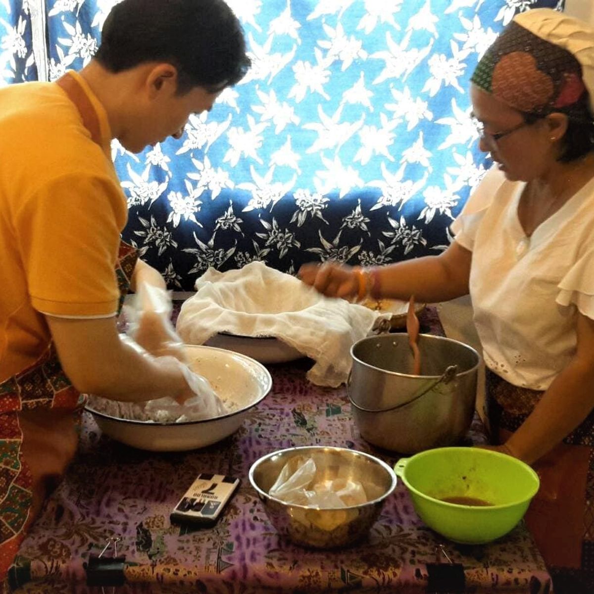Fresh Market Tour & Authentic Thai Lunch Cooking with Passionate Chef