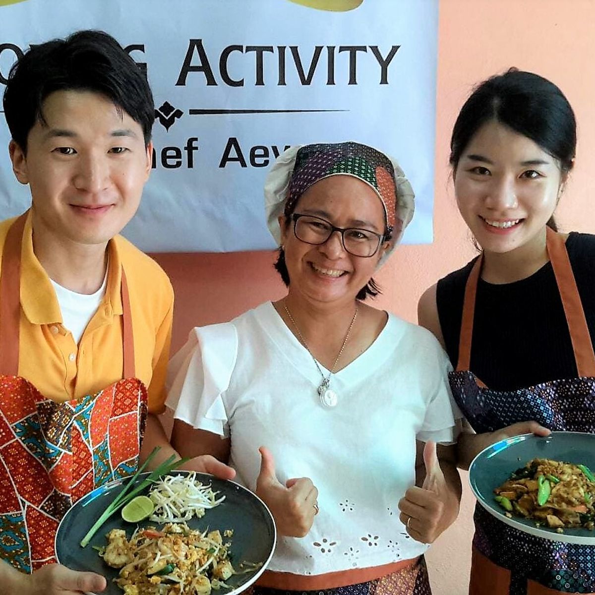 Fresh Market Tour & Authentic Thai Lunch Cooking with Passionate Chef