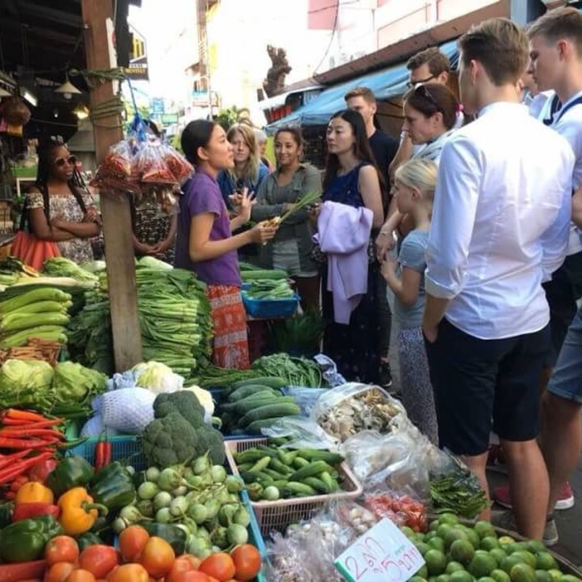 Koche mit frischen Zutaten: vom thailändischen Garten zum Wok!