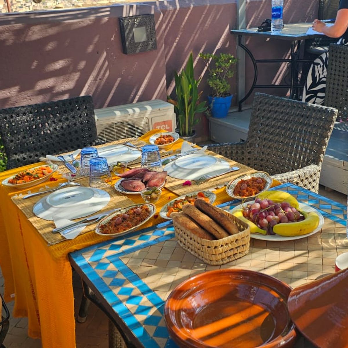 Kochen auf dem Dach mit Panoramablick auf die Medina mit meiner Großmutter