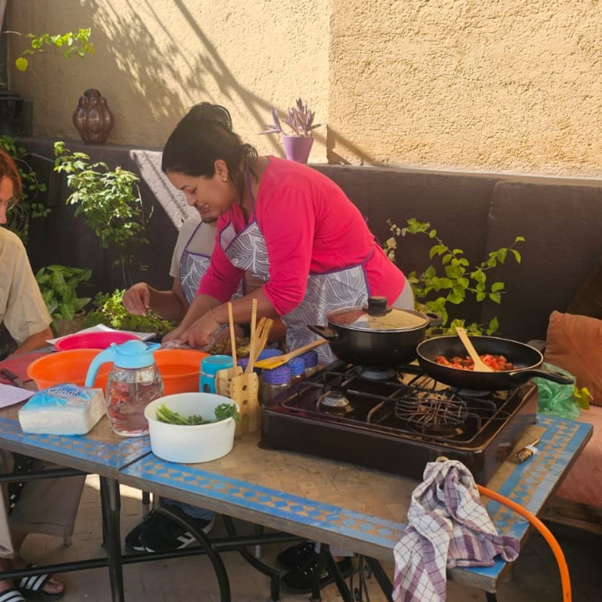 Kochen auf dem Dach mit Panoramablick auf die Medina mit meiner Großmutter