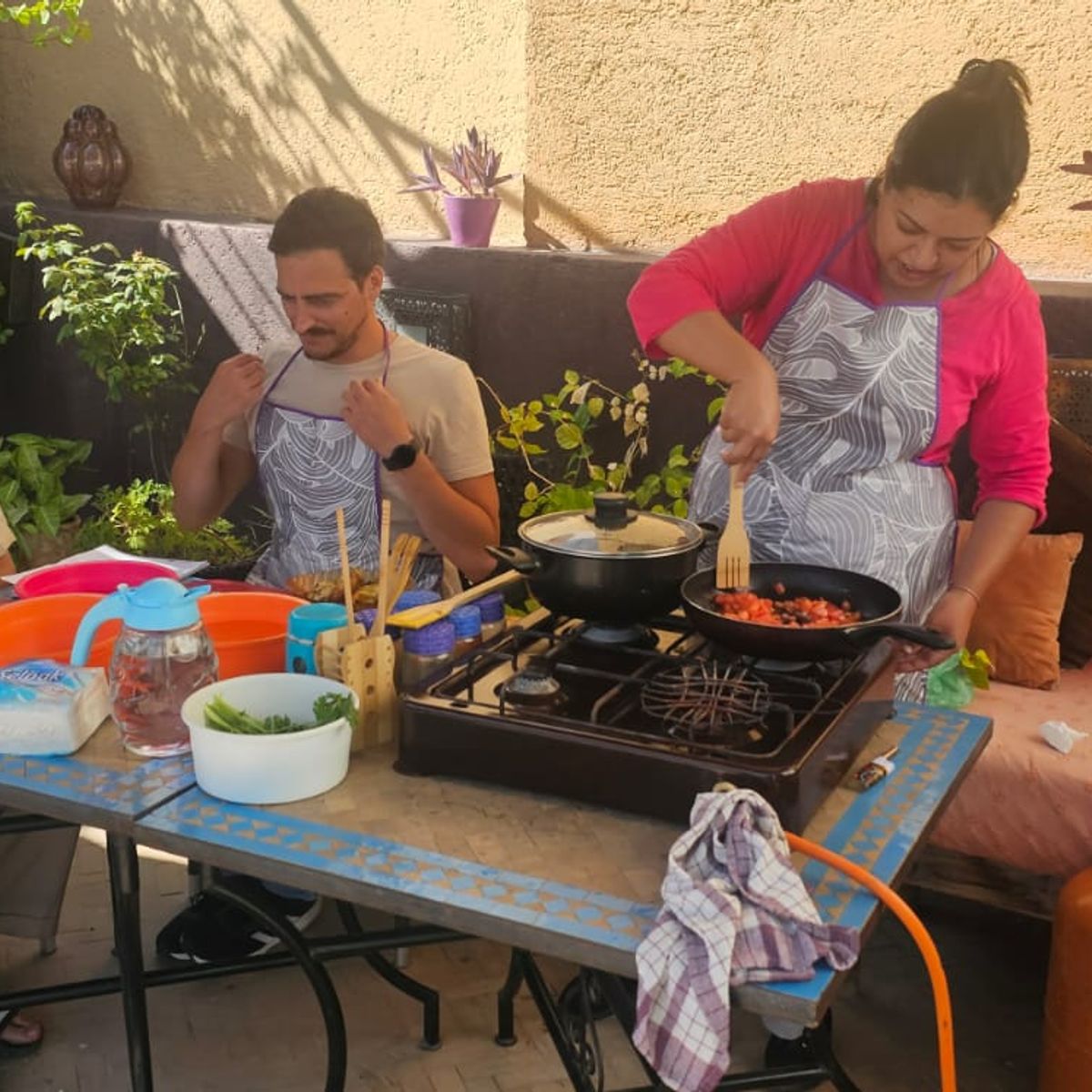Kochen auf dem Dach mit Panoramablick auf die Medina mit meiner Großmutter