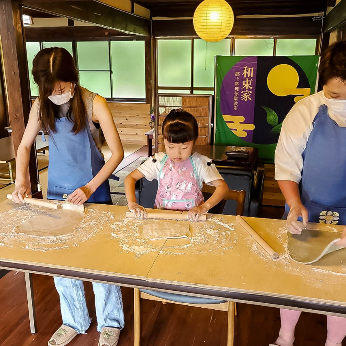 Traditionelle Udon-Donuts von Grund auf in Kyoto herstellen