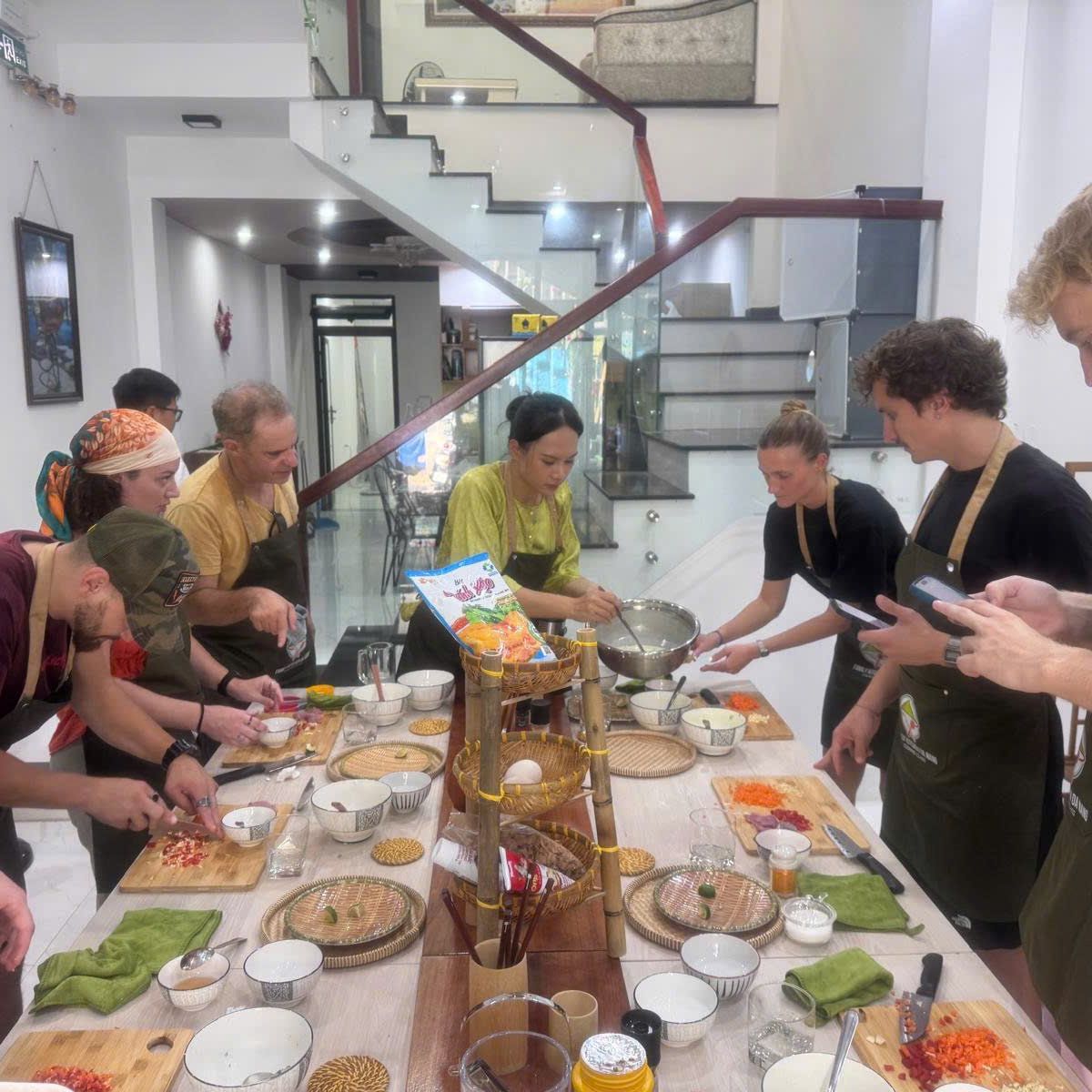 Da Nang Local's Home Cooking Class with Market Tour