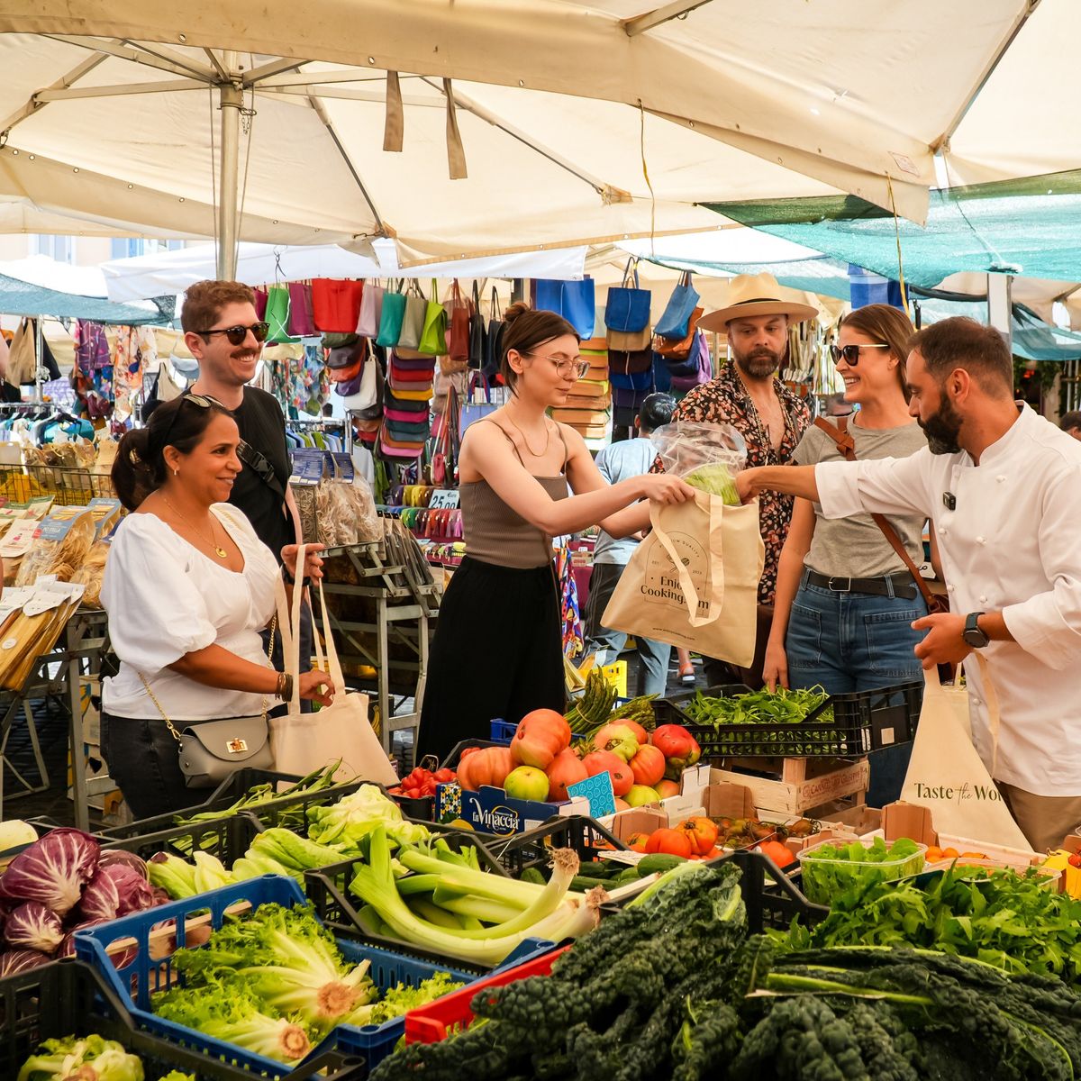 Visite du marché fermier et atelier de fabrication de pâtes authentiques accompagnés de vins italiens de qualité.
