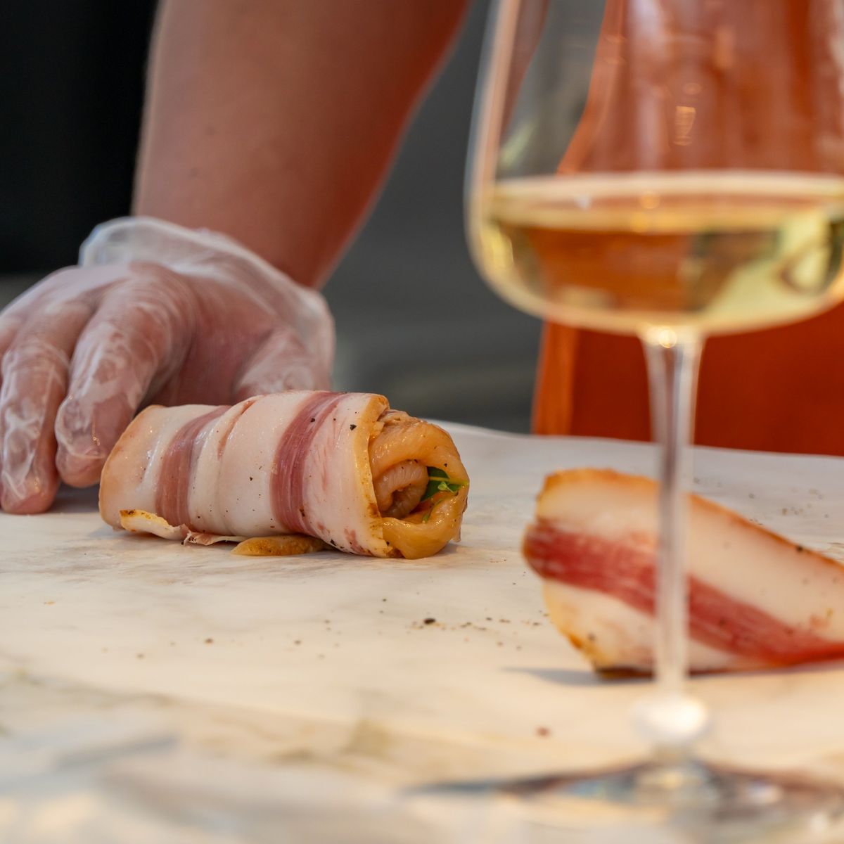Visite du marché fermier et atelier de fabrication de pâtes authentiques accompagnés de vins italiens de qualité.