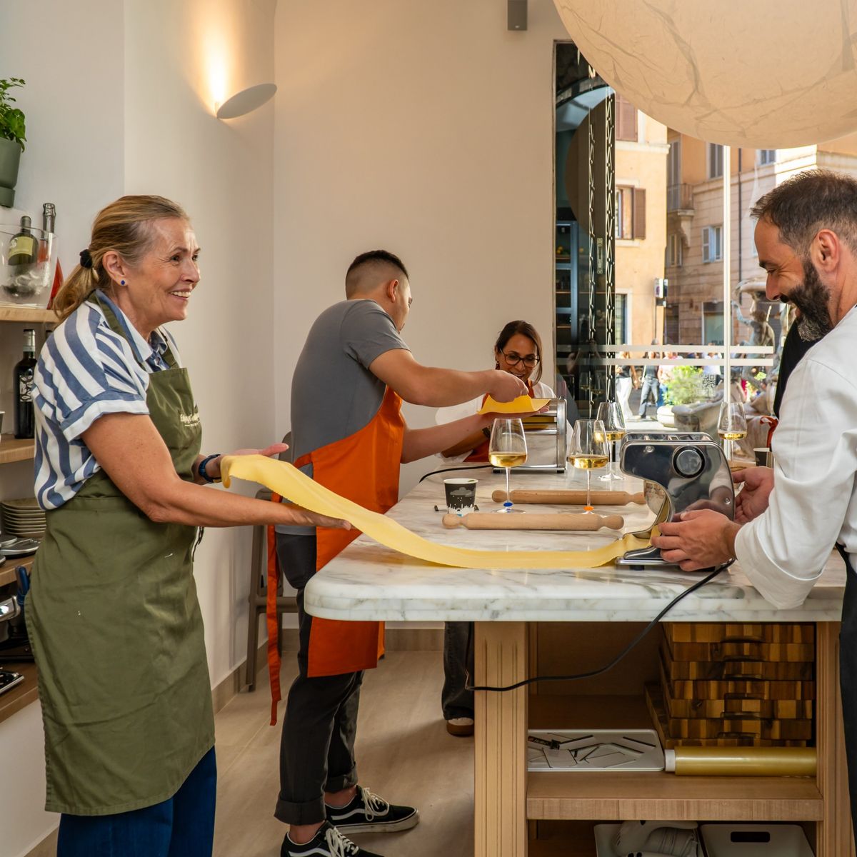Visite du marché fermier et atelier de fabrication de pâtes authentiques accompagnés de vins italiens de qualité.