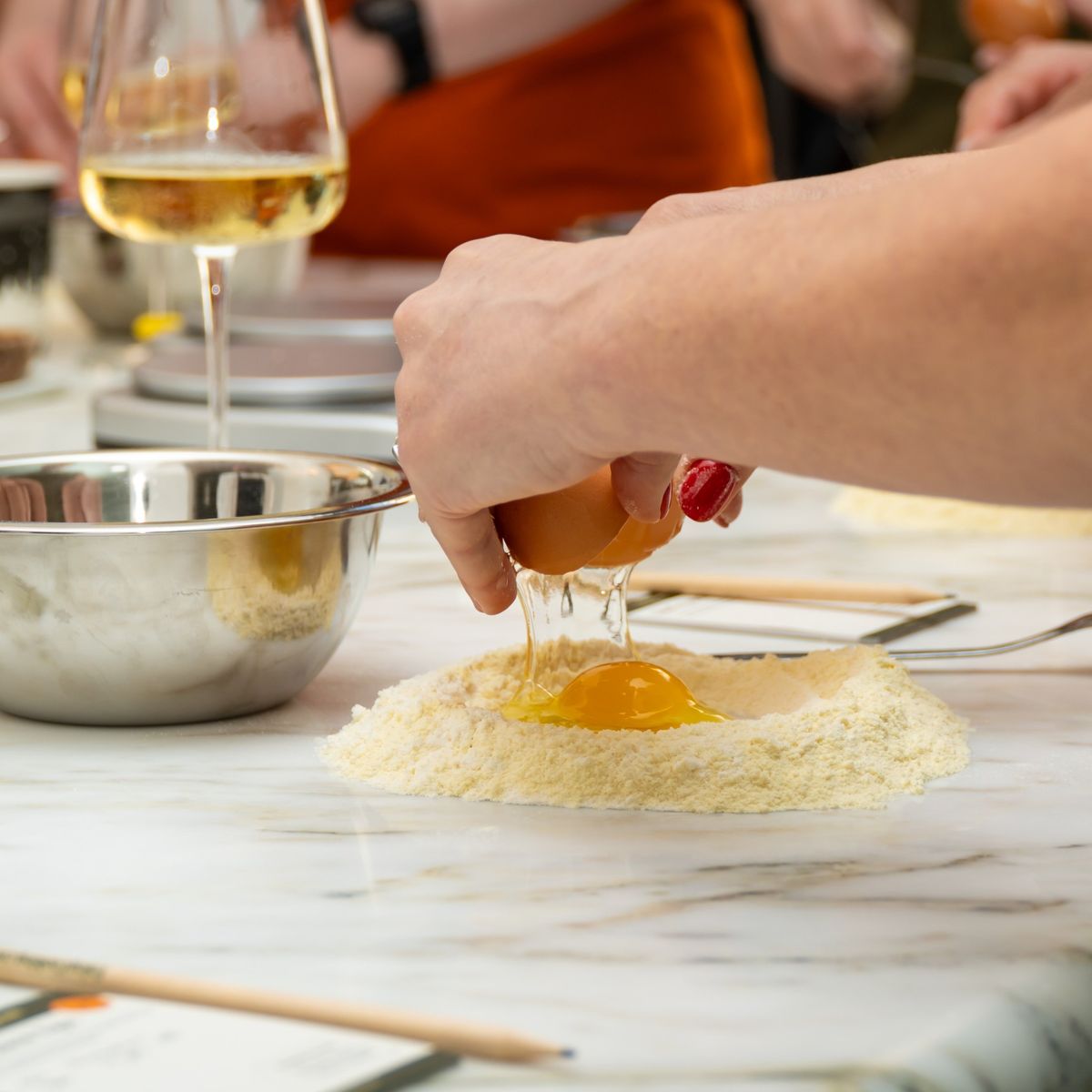 Visite du marché fermier et atelier de fabrication de pâtes authentiques accompagnés de vins italiens de qualité.