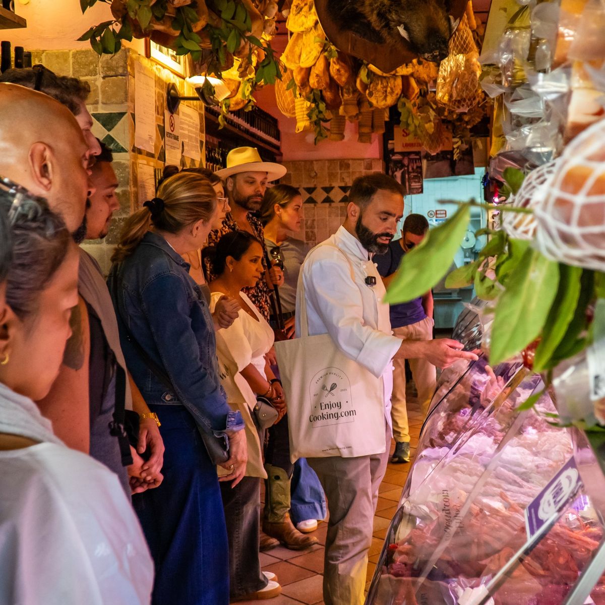 Visite du marché fermier et atelier de fabrication de pâtes authentiques accompagnés de vins italiens de qualité.
