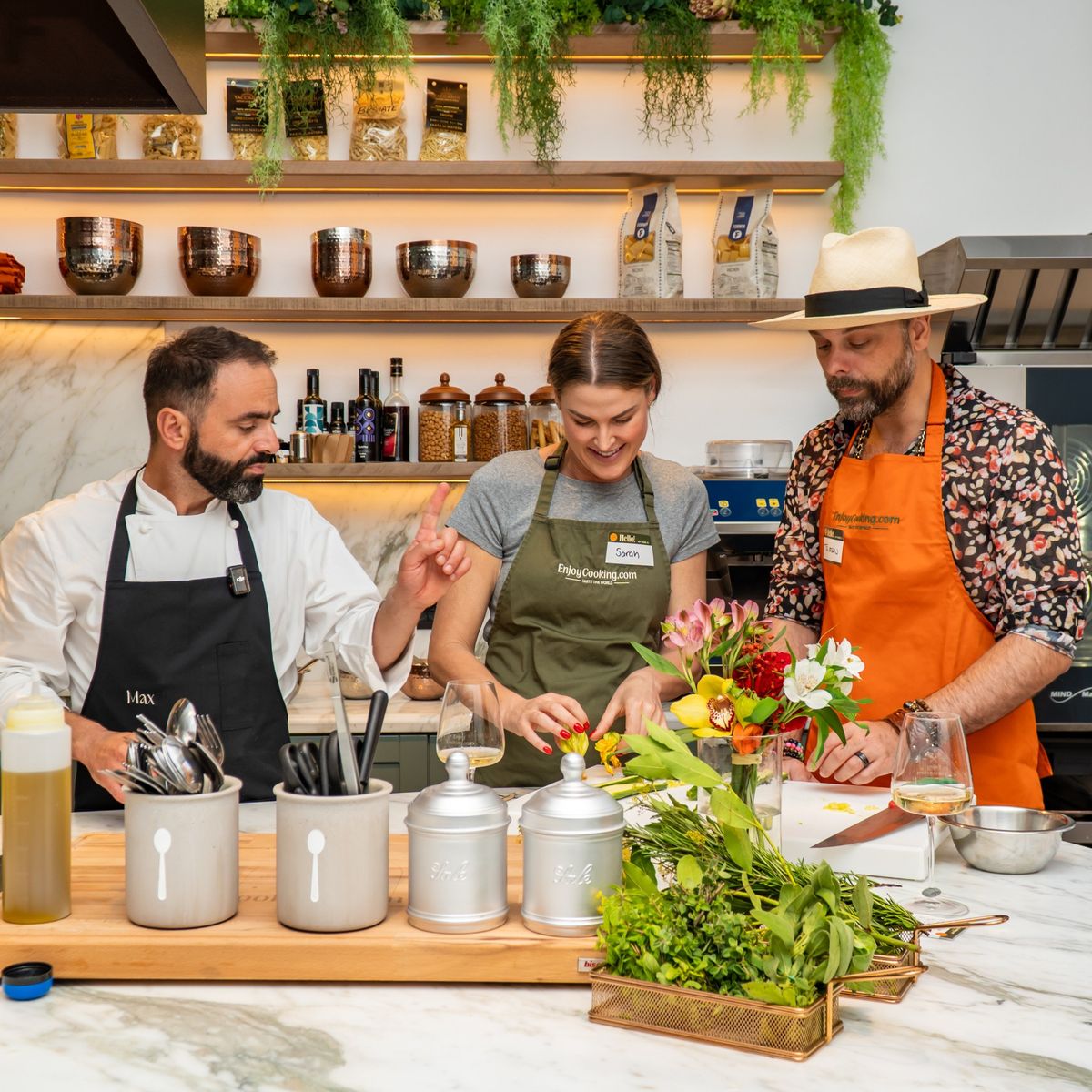 Visite du marché fermier et atelier de fabrication de pâtes authentiques accompagnés de vins italiens de qualité.