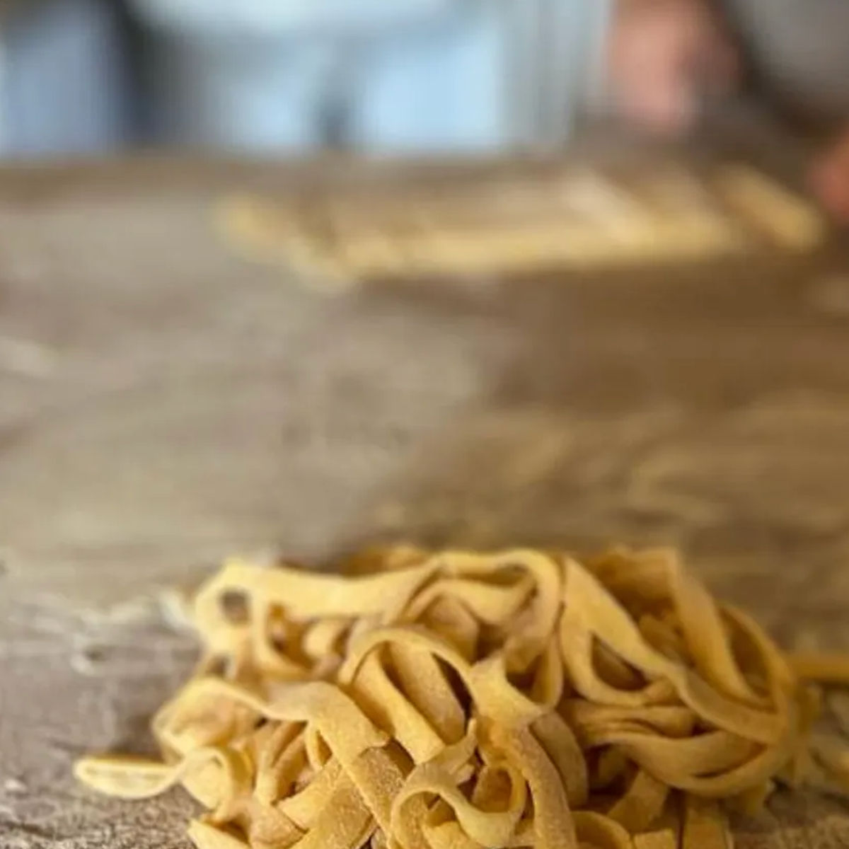 Cours de pâtes artisanales aromatisées dans une ancienne ferme toscane