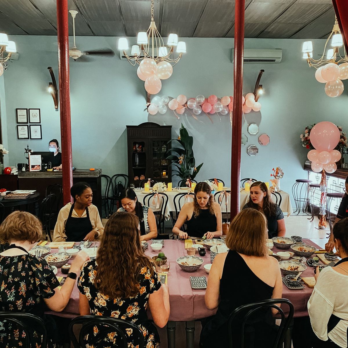 Half-day Gourmet Trip with Hoa Túc Cooking Class