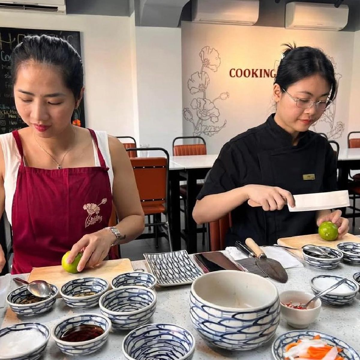 Half-day Gourmet Trip with Hoa Túc Cooking Class