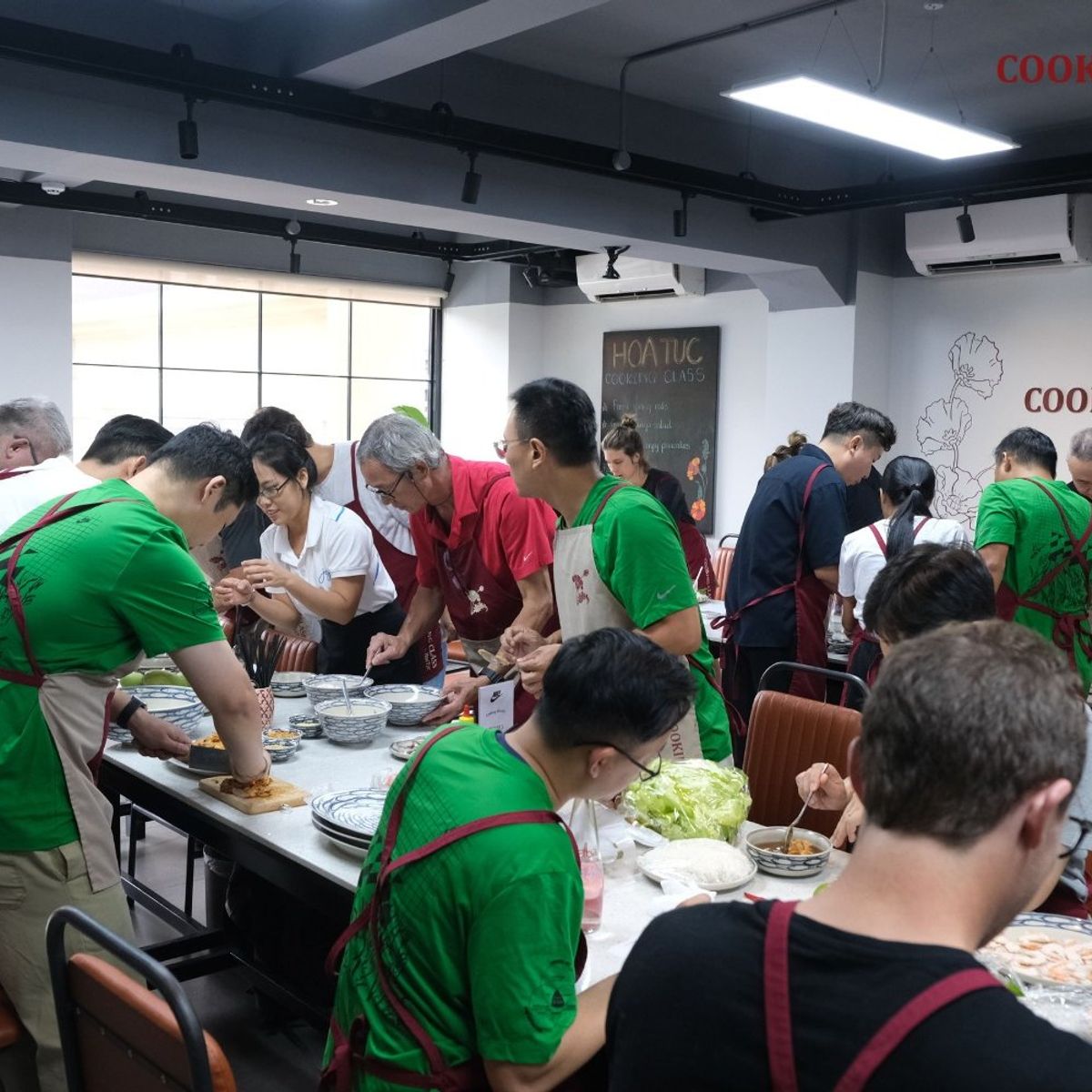 Half-day Gourmet Trip with Hoa Túc Cooking Class