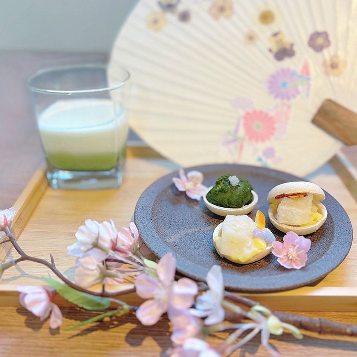 Fabrication d'éventails Uchiwa avec Matcha Latte et douceurs japonaises
