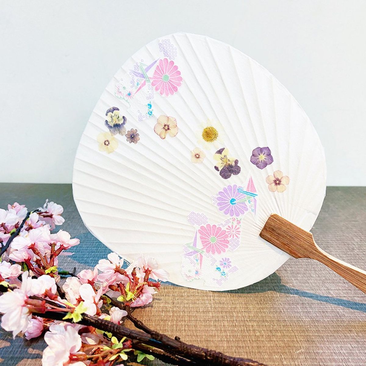 Fabrication d'éventails Uchiwa avec Matcha Latte et douceurs japonaises
