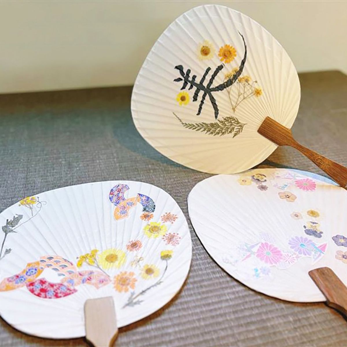 Fabrication d'éventails Uchiwa avec Matcha Latte et douceurs japonaises